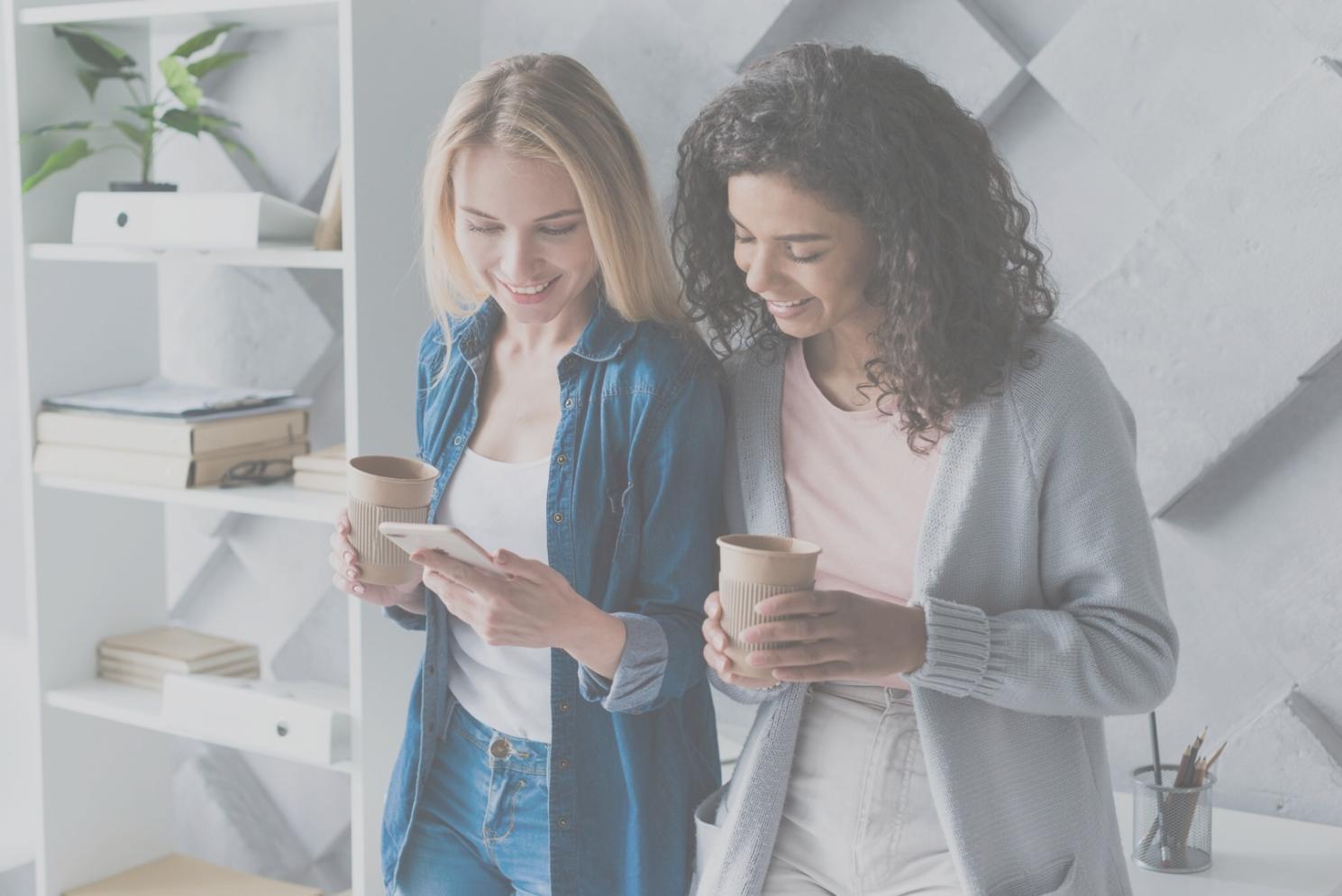 Profesionales analizando datos financieros en una sesión de formación