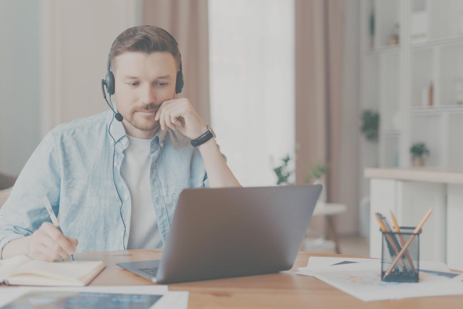 Profesionales analizando datos financieros y creando pronósticos